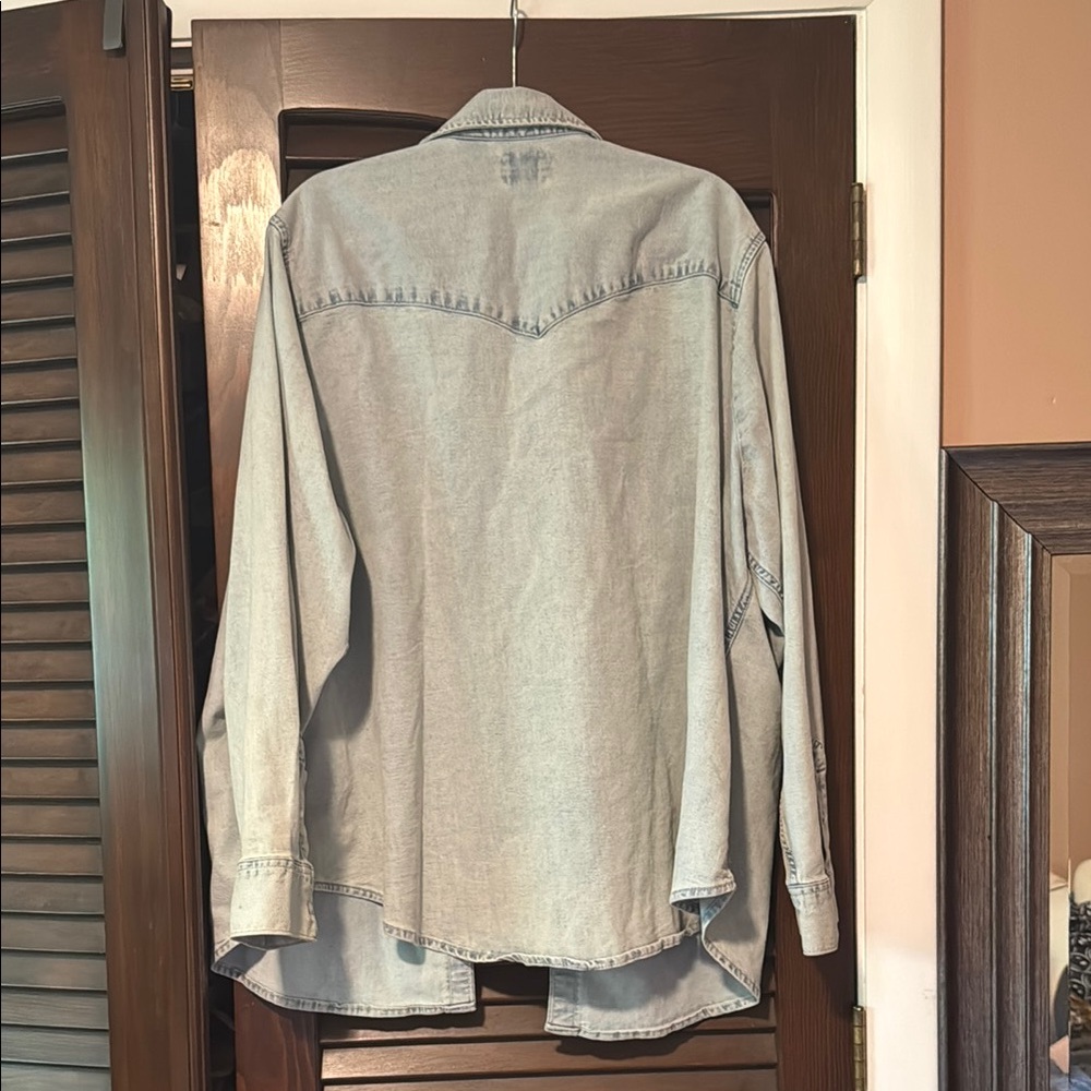 Levi's Classic Light Blue Denim Shirt - Picture 3 of 3